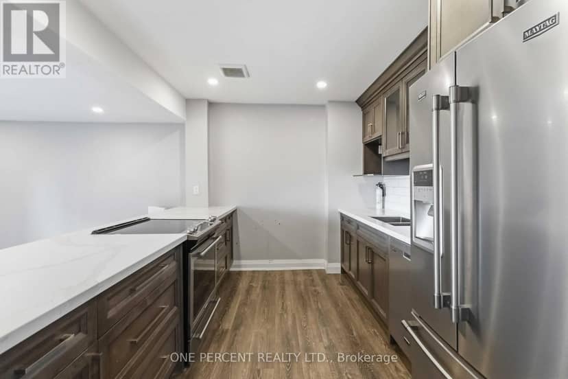 1005 - 15 Elizabeth Street N — photo 16 of 35