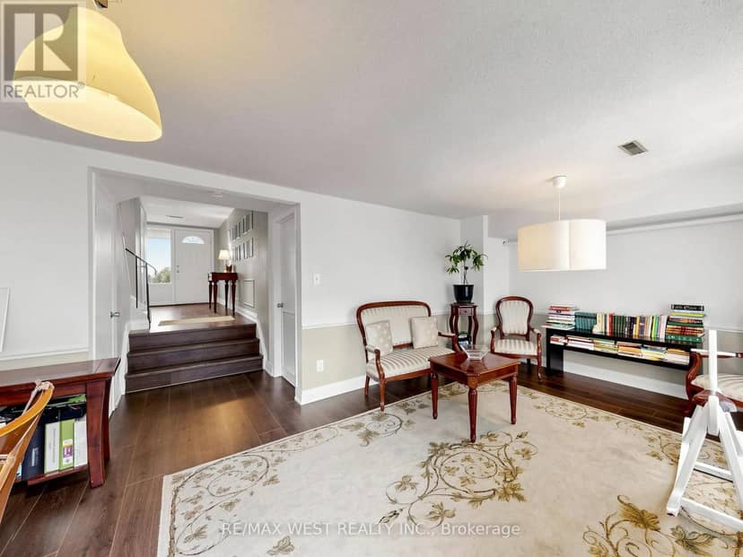 44 - 121 Poplar Crescent — photo 4 of 40