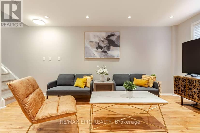 732 - 75 Weldrick Road E, Richmond Hill, photo 2