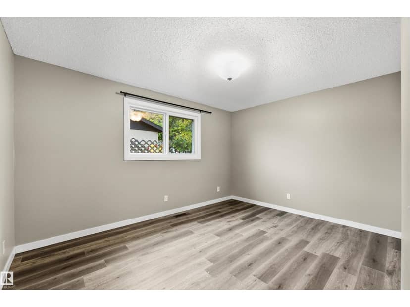 3927 22 AV NW — photo 13 of 35