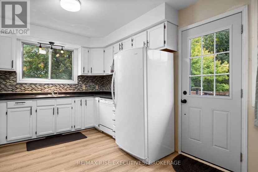 18 Carriage Court Avenue — photo 15 of 40