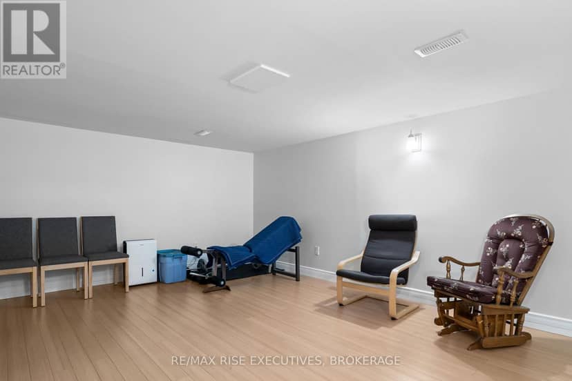 18 Carriage Court Avenue — photo 27 of 40