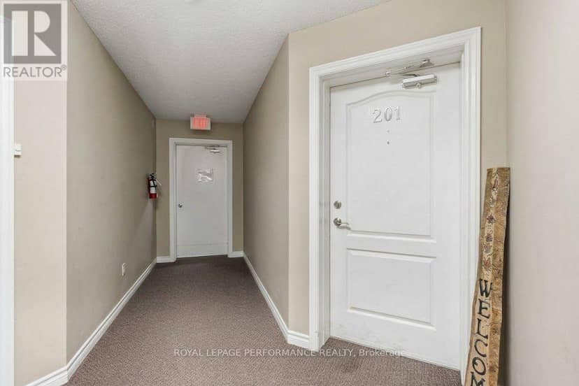 201 - 770 Principale Street — photo 16 of 20