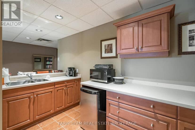 101 - 200 Collier Street — photo 17 of 22