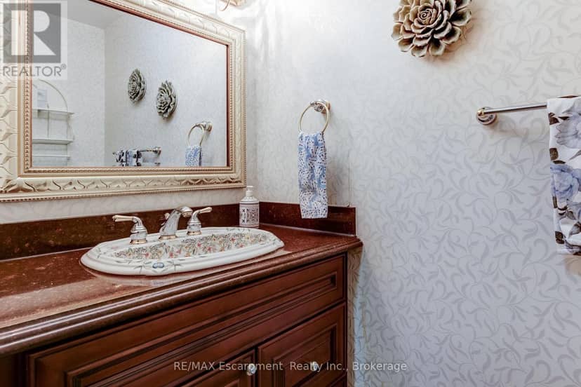 215 Briar Hill Crescent — photo 16 of 39