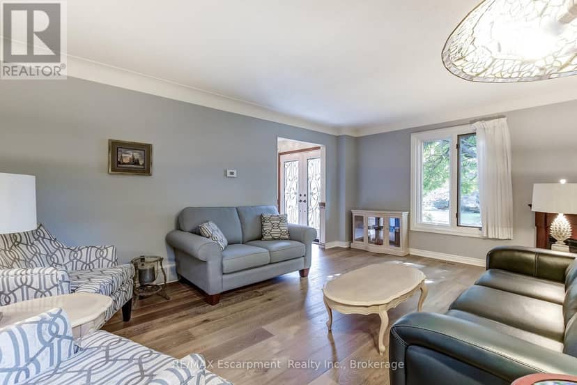 215 Briar Hill Crescent — photo 4 of 39