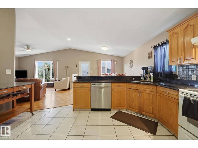 5132 157 AV NW — photo 11 of 37