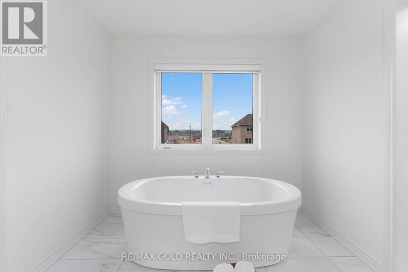 9 Sandhill Crescent — photo 27 of 40