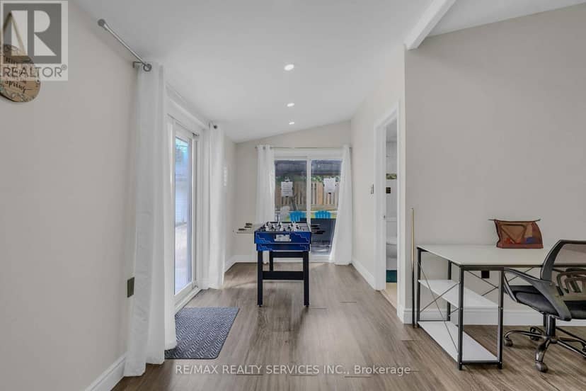 17 Avening Drive — photo 13 of 40