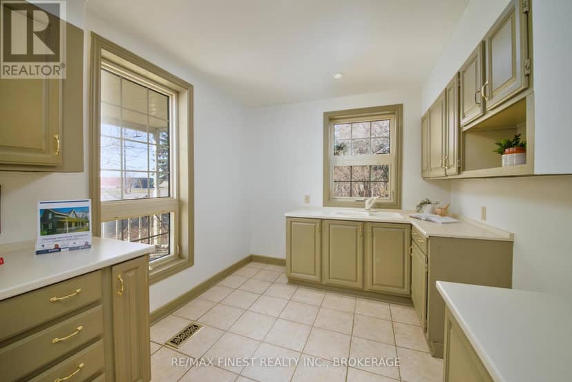 9910 Front Road, Loyalist, photo 5