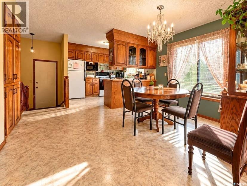 302 Cowie CRESCENT — photo 6 of 27