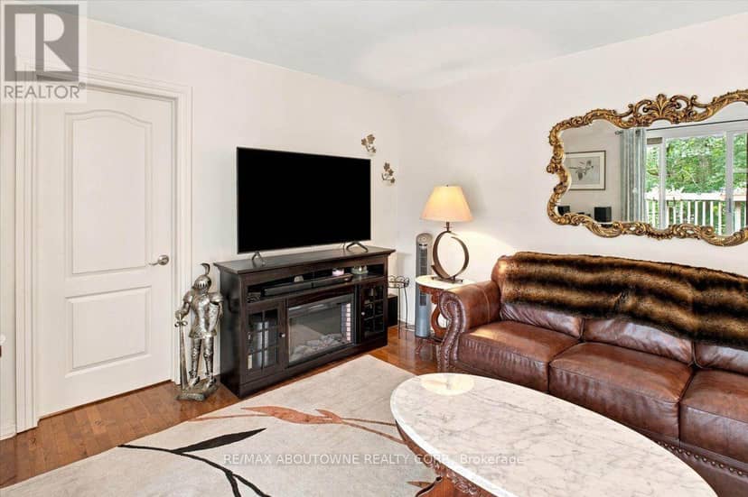 943 Mayfair Crescent — photo 11 of 40