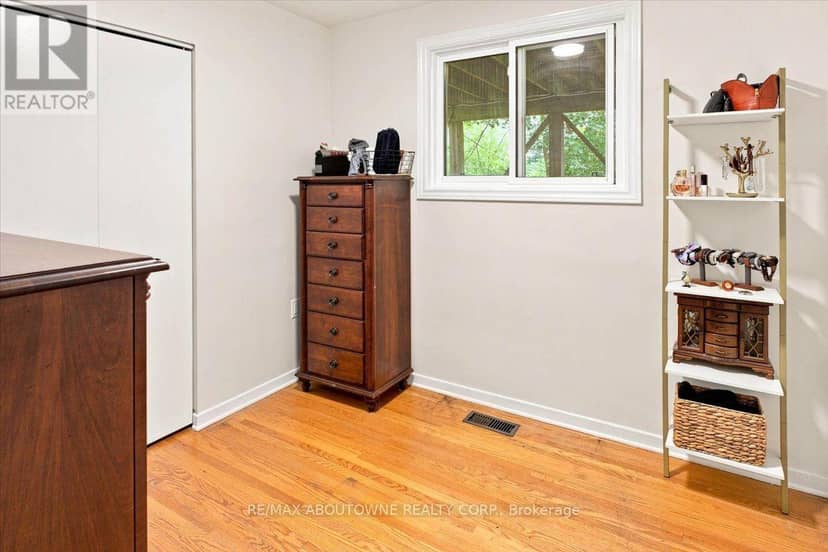 943 Mayfair Crescent — photo 16 of 40