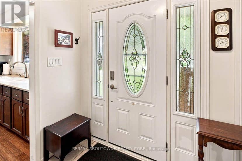 943 Mayfair Crescent — photo 2 of 40