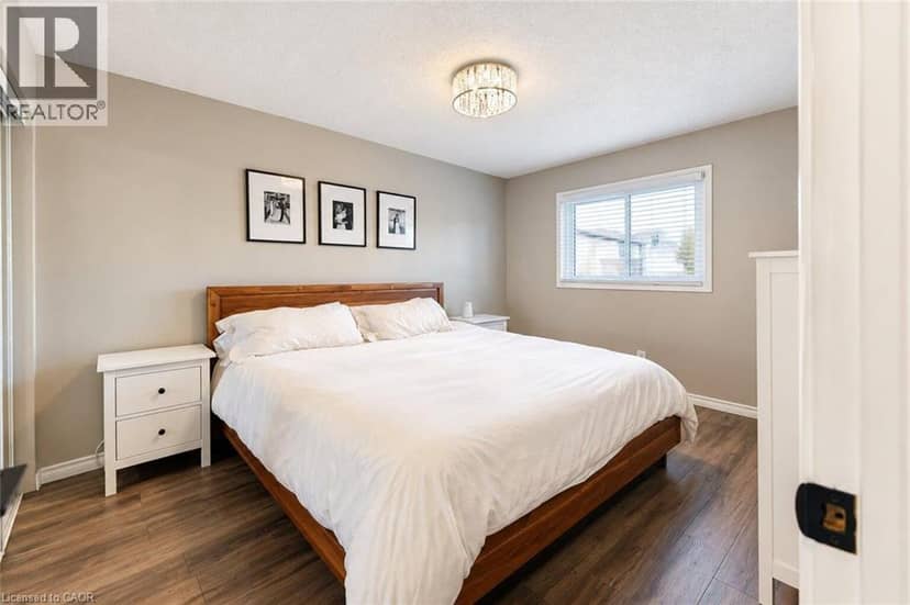 6 SANDRA Crescent — photo 13 of 31