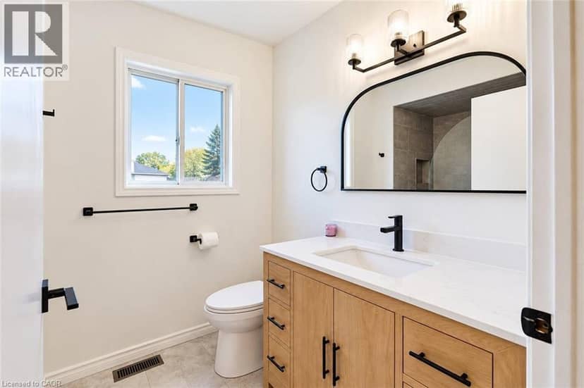 6 SANDRA Crescent — photo 10 of 31
