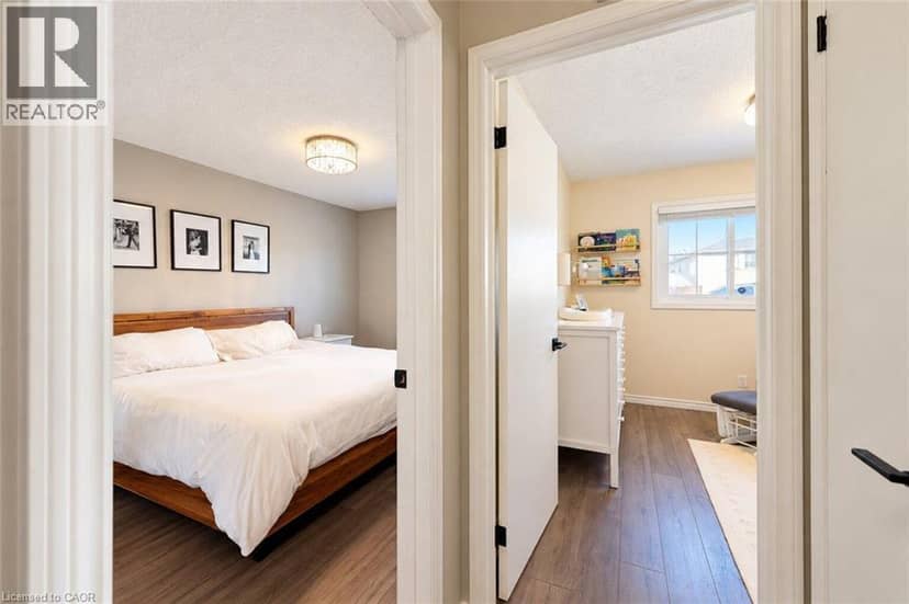 6 SANDRA Crescent — photo 12 of 31
