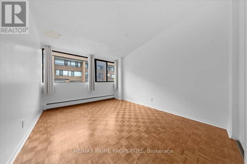 4 - 525 St. Laurent Boulevard — photo 20 of 40
