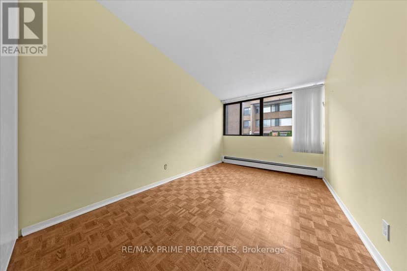 4 - 525 St. Laurent Boulevard — photo 22 of 40