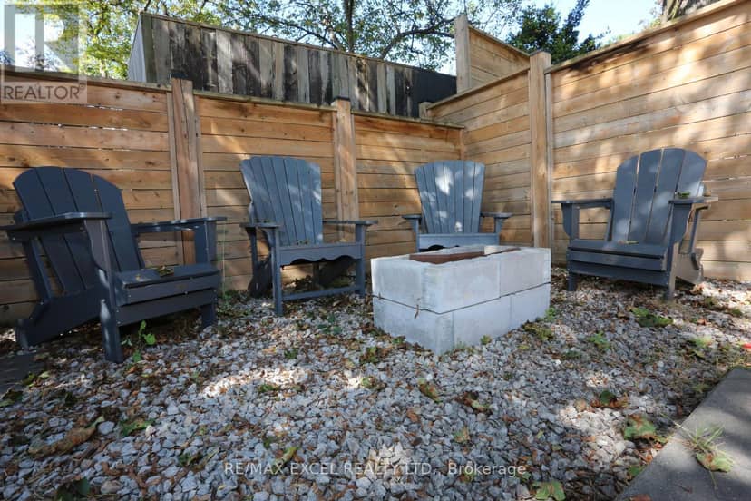16 Aldenham Crescent — photo 35 of 37