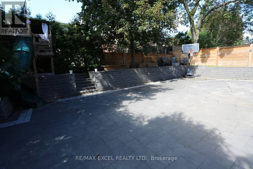 16 Aldenham Crescent — photo 37 of 37