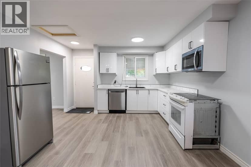 1104 Overlea Crescent — photo 4 of 26