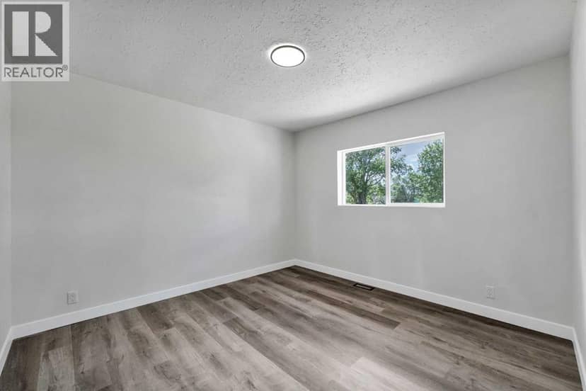 1005 Bullivant Crescent SW — photo 14 of 40
