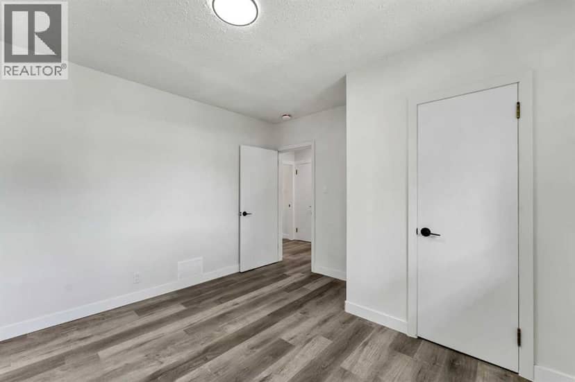 1005 Bullivant Crescent SW — photo 17 of 40