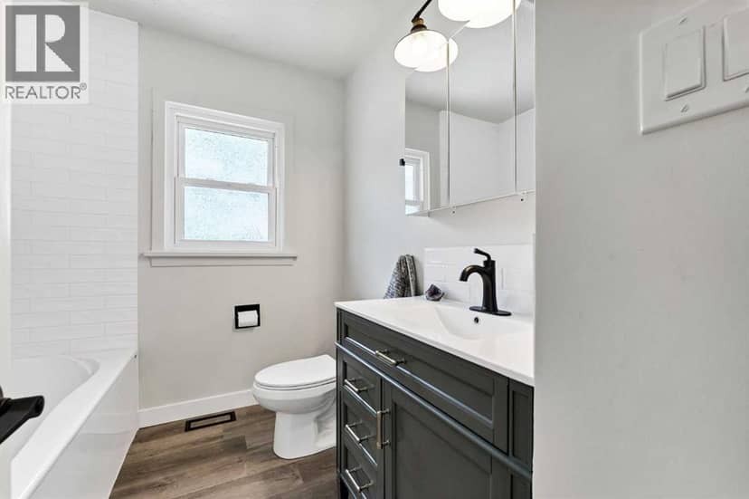1005 Bullivant Crescent SW — photo 18 of 40