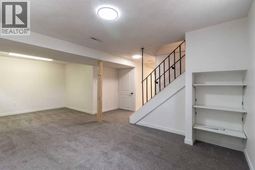 1005 Bullivant Crescent SW — photo 21 of 40