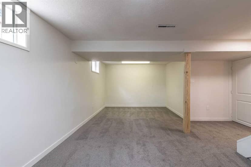 1005 Bullivant Crescent SW — photo 22 of 40