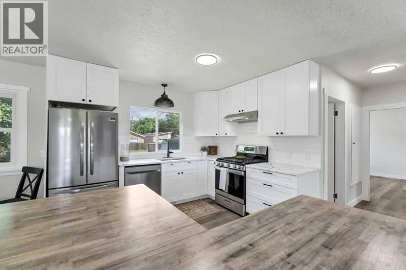 1005 Bullivant Crescent SW — photo 10 of 40