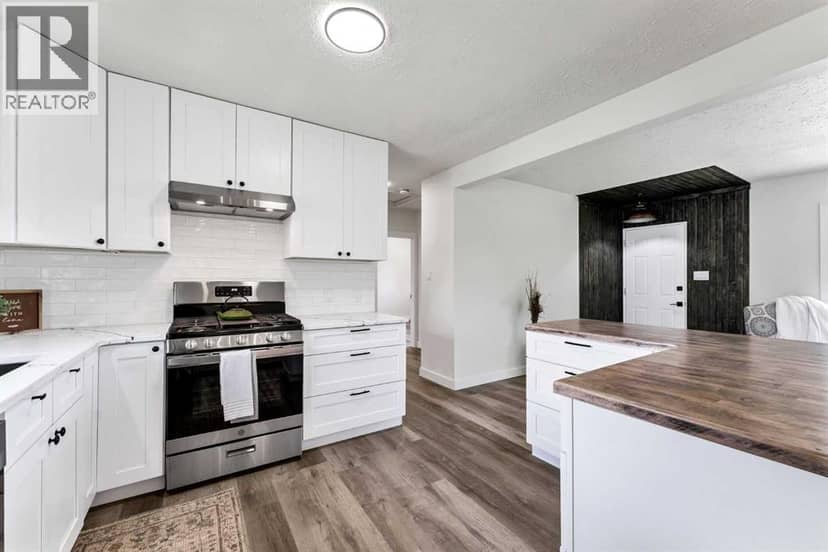 1005 Bullivant Crescent SW — photo 11 of 40