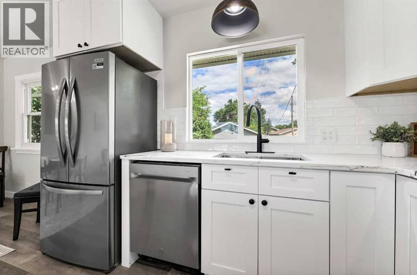 1005 Bullivant Crescent SW — photo 12 of 40
