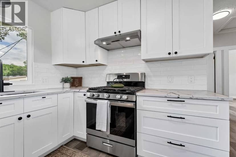 1005 Bullivant Crescent SW — photo 13 of 40