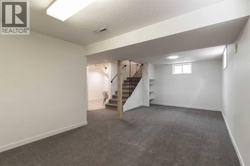 1005 Bullivant Crescent SW — photo 23 of 40