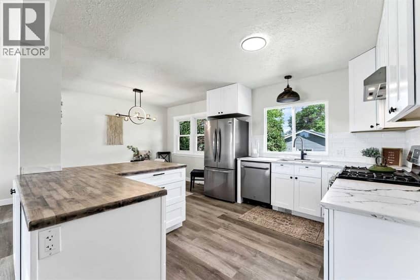 1005 Bullivant Crescent SW — photo 9 of 40