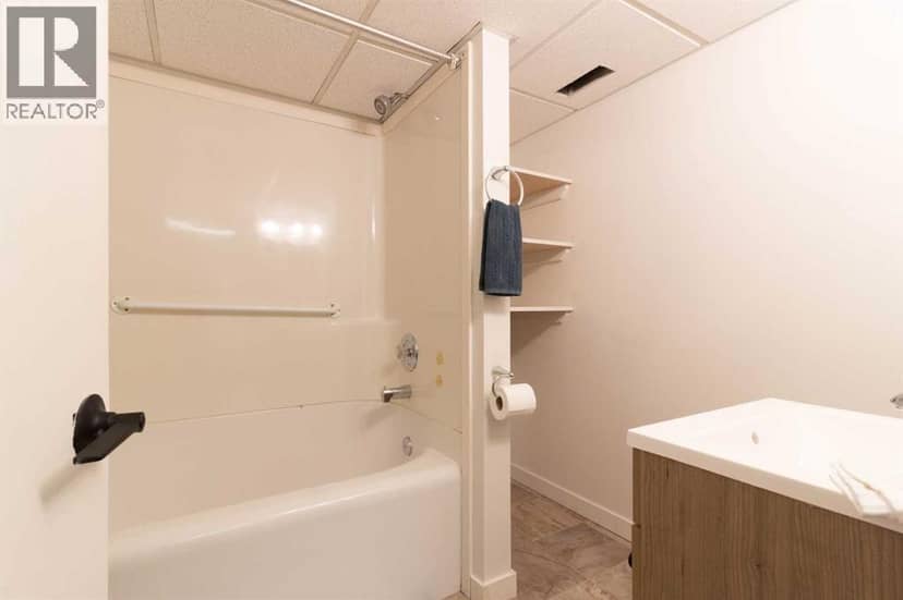 1005 Bullivant Crescent SW — photo 31 of 40