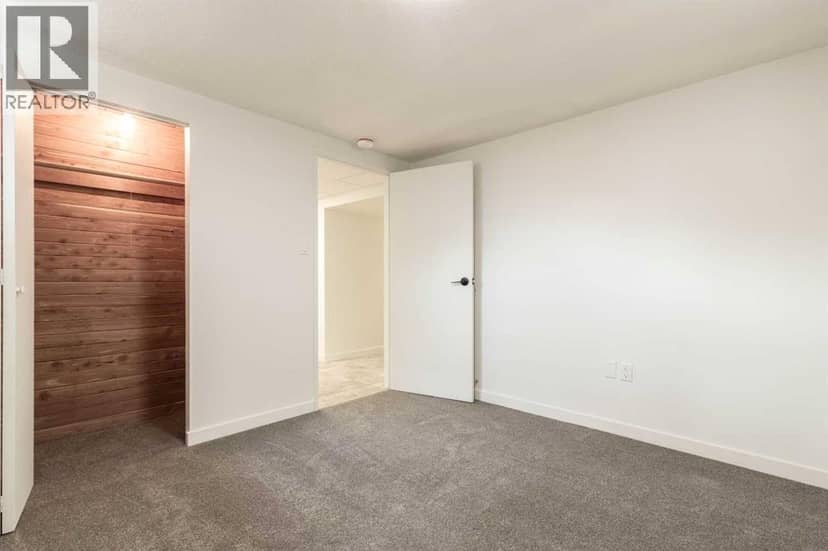 1005 Bullivant Crescent SW — photo 27 of 40