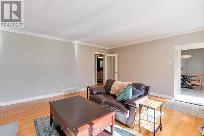 24 Aura Lea Boulevard — photo 11 of 39