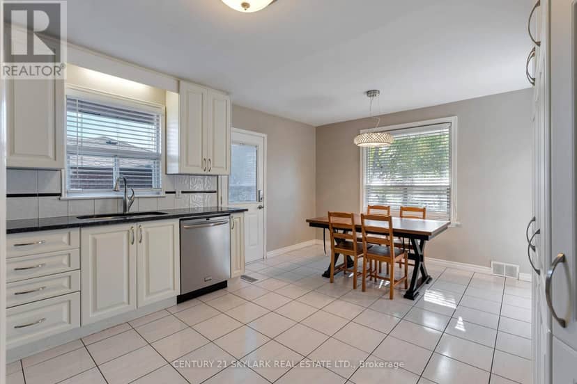 24 Aura Lea Boulevard — photo 16 of 39