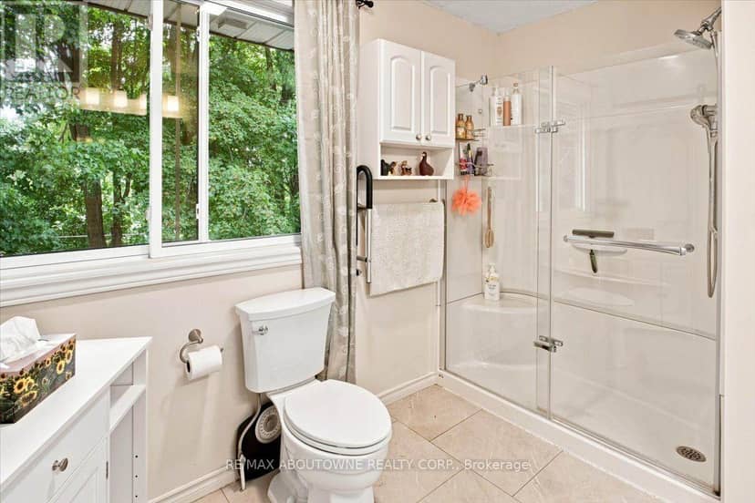943 Mayfair Crescent — photo 13 of 40