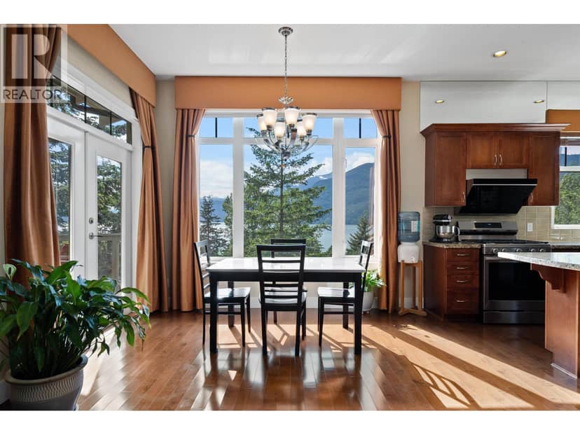 300 OCEAN CREST DRIVE, West Vancouver