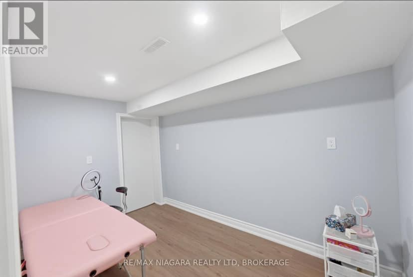11 Richelieu Drive — photo 23 of 30