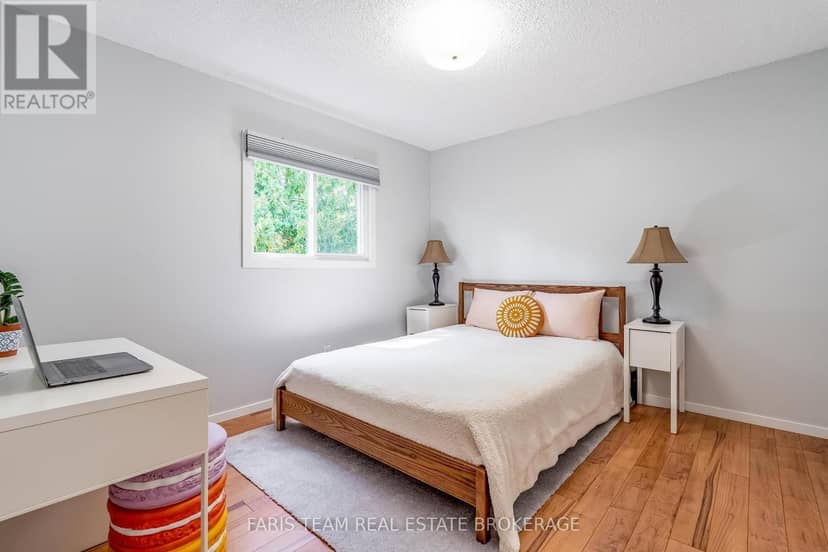 224 Lakeshore Road W — photo 18 of 36
