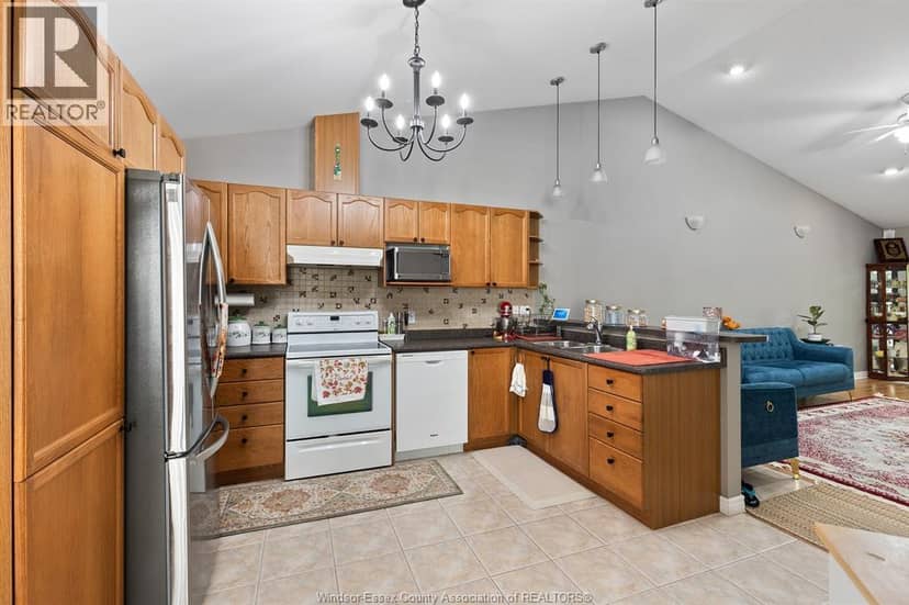 1685 Chateau Avenue — photo 2 of 18