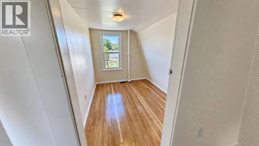 499 2 Street SW — photo 13 of 16