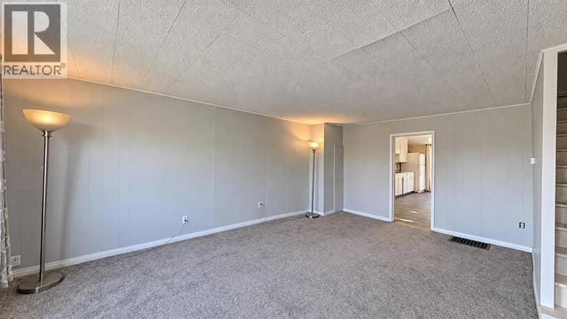 499 2 Street SW, Drumheller, photo 3