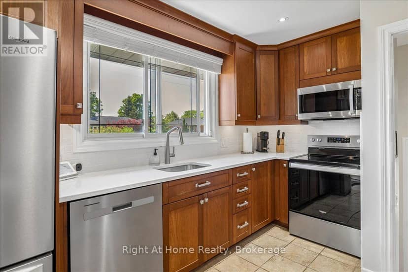 275 Kent Crescent — photo 12 of 40
