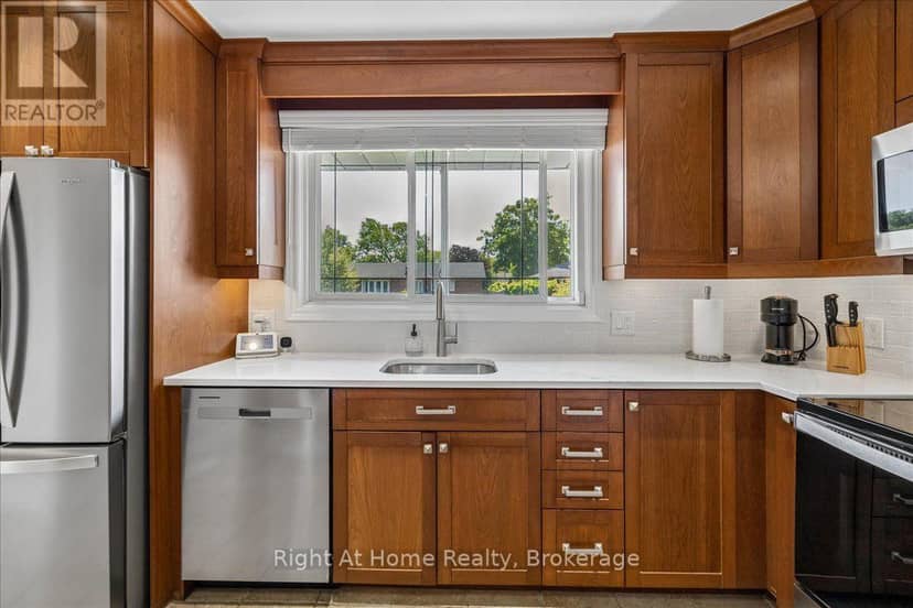 275 Kent Crescent — photo 13 of 40